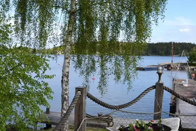 Image de Lieu de Waterfront dans le quartier calme, chaloupes inclus, l'archipel de Stockholm