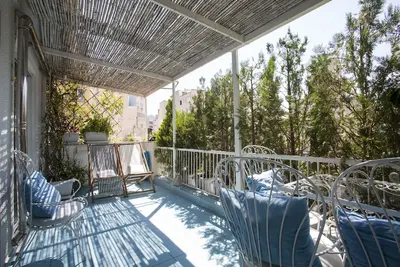 Image de Moderne, entièrement équipé, une chambre à coucher avec balcon