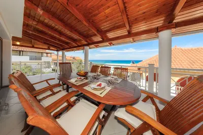 Image de Belle villa de 4 chambres pour 8 personnes avec A \/ C sur le front de mer