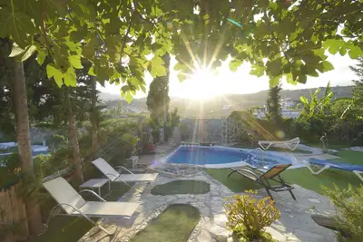 Maison rurale avec piscine, aire de jeux, etc.