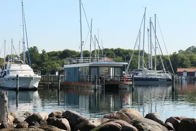 Image de Luxueuse maison de vacances flottante Fjord de Flensburg \/ péniche \"Fjordblik\"