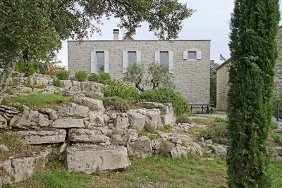 Image de Maison en pierre spacieuse dans un magnifique parc naturel