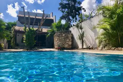 Image de Immense piscine, patio, espace salon spacieux et marcher Ă tout