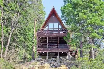 Image de Bienvenue à Stoneoaks, une maison de montagne en forme de A construite à la main à la fin des années 70