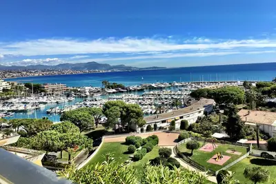 Image de Beau condo entièrement rénové sur le littoral de la Côte d'Azur