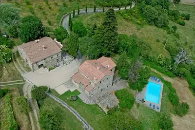 Image de Ferme toscane historique de luxe avec piscine donnant sur la vallée du Tibre