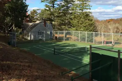 Image de Belle maison avec court de tennis sur Meadow's Edge
