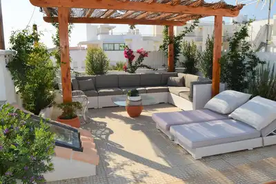 Image de Charmant appartement avec terrasse sur le toit et vue imprenable. 2 min à pied de la plage / restaurants