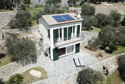 Image de Villino Olivia - la paix parmi les oliviers surplombant Portofino et Golfo del Tigullio