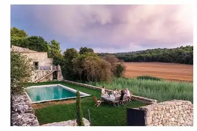Image de Bastide provençale du XVIIIe au sein du parc naturel du Lubéron