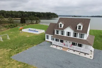 Image de Bord de l'eau 5br \/ 3. 5ba avec piscine privée, quai, foyer, kayaks, plage pour 18 personnes