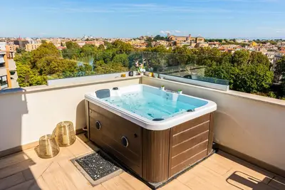 Image de Penthouse avec toit panoramique et vue imprenable - Rome Holiday Homes