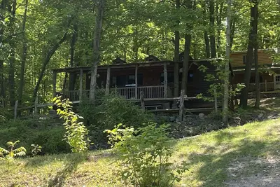 Image de Profitez de la vue sur le lac tout en vous relaxant sur le porche!