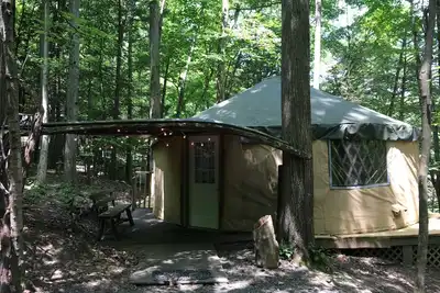 Image de La yourte spacieuse et aérée est délicieuse pour le glamping dans le confort!