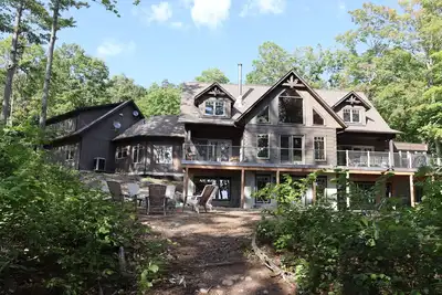 Image de Nouvelle maison de luxe au bord de l'eau en bois rond 7 chambres, 6 bains, 90 acres de bois