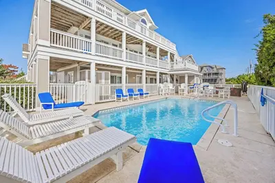 Image de Accueil semi-en bord de mer phénoménal avec ascenseur, piscine, bain à remous, GameRm, à pied de la plage