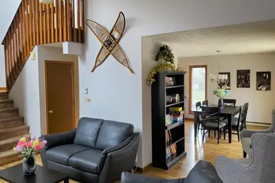 Image de PrĂŞt pour les vacances et la saison de ski! Maison contemporaine de 3 chambres Ă Split Rock
