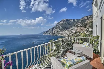 Villa Cleopatra: Une villa élégante et accueillante de deux étages construite avec vue sur la mer.
