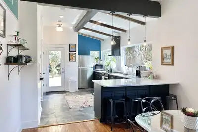Image de Eastside Sunshine 1918 Cottage avec une touche moderne