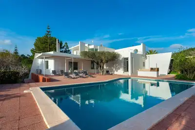 Image de Maison de vacances avec Wi-Fi, climatisation, piscine, jardin et solarium