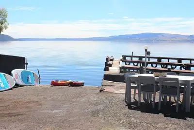 Image de Appartement au bord du lac avec rampe de bateau et jetées