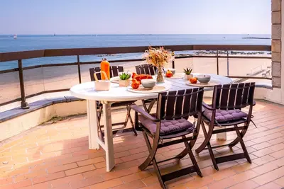 Image de Larmor-Plage T4 Spacieux avec Terrasse, Ascenseur et Parking face Ă la Mer