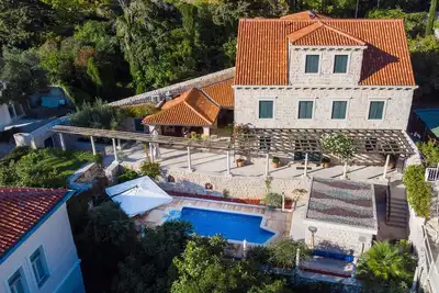 Image de 3br 3. 5ba avec piscine près de la plage