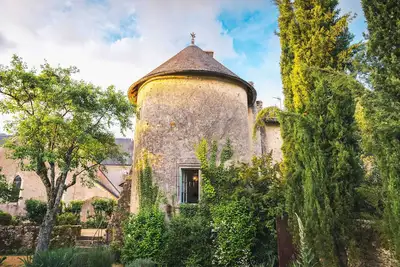 Image de Tour du 14ème siècle uniquement française dans un village rural avec des escaliers en colimaçon!
