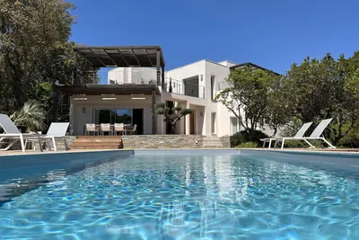 Image de Villa d'architecte 5⭐️/6-10pers-piscine chauffée, vue mer /3mn plage Pinarellu