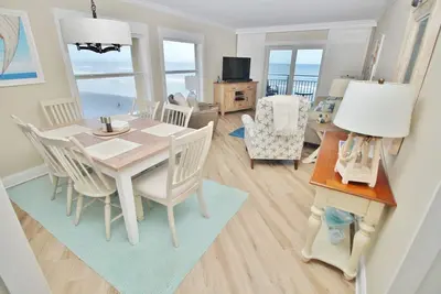 Image de Nouveau sur le marché! Corner Condo entièrement rénové avec vue directe sur le magnifique océan Atlantique