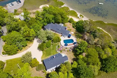 Image de Orléans Oasis sur Pleasant Bay, domaine avec 2 maisons et piscine chauff��e; 14 personnes; 137-O