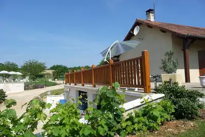 Image de Périgord le calme près des chemins de randonnée avec piscine chauffée