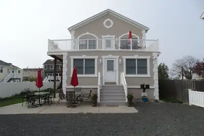 Image de Escapade parfaite sur la plage! Spacieux! 2 places de parking, Wifi, 6 badges de plage, pour 8 personnes et plus