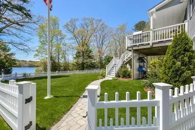 Image de Belle maison de vacances au bord de l'eau serein avec un quai privé