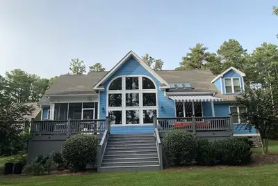 Image de Lake Gaston Family Home avec bar à quai et plage privée de Sandy Beach!