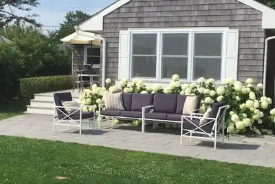 Image de Waterfront Beach Home with Dock dans les Hamptons
