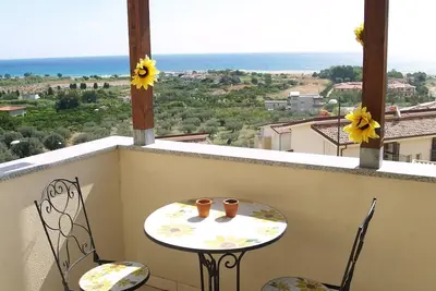 Maison avec vue panoramique sur la mer et les montagnes