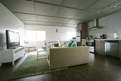 Image de Extrêmement populaire hautement Remodeled Beach House, à quelques pas de sable