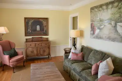 Image de Maison de ville magnifiquement décorée à 2 pâtés de maisons de la place. À partir de 215 $ nuit hors saison
