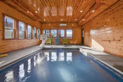 Image de Lookout Lodge ~ 6 Br, 6. 5 Cabine de bain avec piscine couverte, théâtre, salle de jeux et bain à remous ~ 28 personnes