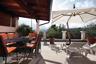 Bel appartement de 2 chambres à Rabac