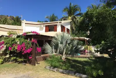 Image de Villa Hibiscus 'les pieds dans l'eau' au bord de la plage de Boucan Canot