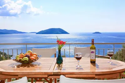 Image de 240 m², grande piscine, 300m de la plage, vue fantastique sur la mer, 2 cuisines, climatisation