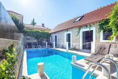 Image de Superbe maison à Sinj avec jacuzzi