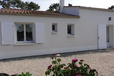 Image de Villa spacieuse Ă 100m de la plage, 3 chambres, jardin, parfait pour famille!