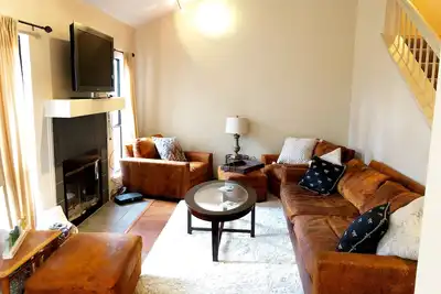 Image de Maison de ville calme et confortable avec piscine et emplacement idéal