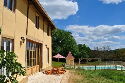 Image de ***** Rose Barn ***** Dordogne. Vacances adaptées aux enfants. Piscine chaufee. Gite.