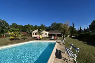 Image de Vaste maison de plain pied avec piscine privée couverte et immense jardin clos