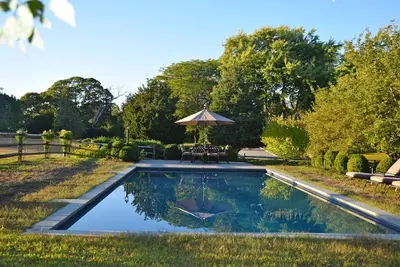 Image de Île Sleek Shelter avec piscine, de préserver et de Droit de l'eau: