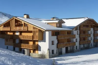 Image de très bel appartement au dernier étage d'une résidence chalet skis aux pieds